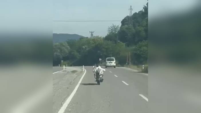 Bartın-Karabük kara yolunda tehlikeli yolculuk: Motosiklet sürücüsü yüzüstü yatarak ilerledi