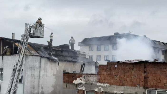 Sultanbeyli'de iki binanın çatısında yangın
