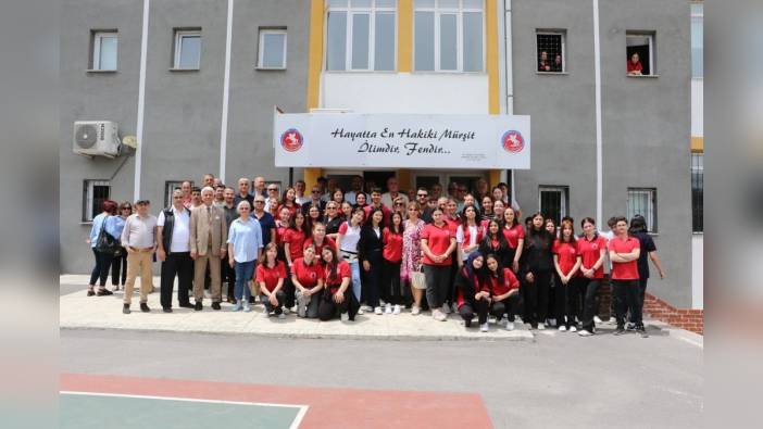 Samsun'da 45 yıllık öğretmen Eray Çelebi, İstiklal Mesleki ve Teknik Anadolu Lisesi'nden emekli oldu
