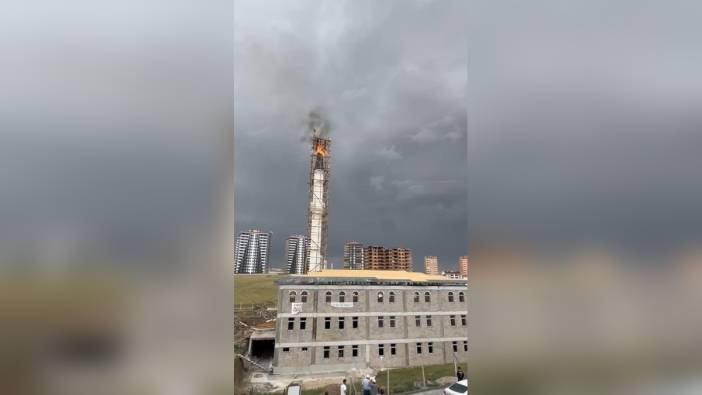 Ankara'da şiddetli yağış: Cami minaresine yıldırım düştü