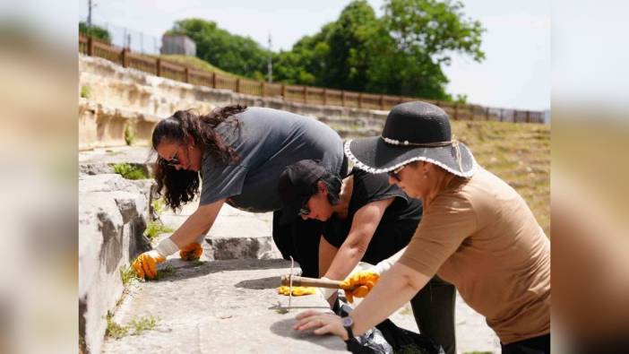 Düzce Belediyesi personeli ve üniversite öğrencileri Konuralp Antik Tiyatrosu kazılarında gönüllü çalışıyor