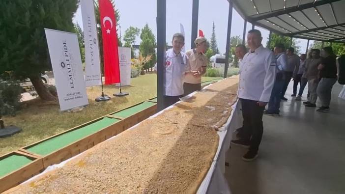 Denizli'de 12 metre 30 santimlik dev pide yapıldı