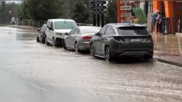 Karabük'te sağanak ve rüzgar etkili oldu: Öğrenci yurdu çatısı hasar gördü