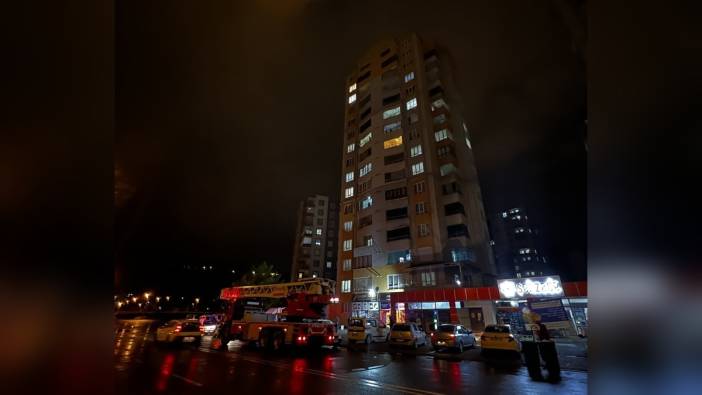 Kayseri'de sağanak yağışta yıldırım düştü: Araçlar hasar gördü