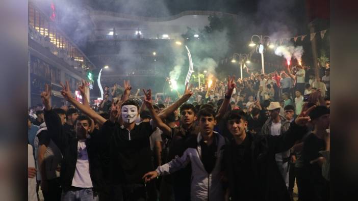 Vanspor taraftarları Elazığ'da tatil edilen maç sonrası sevinç gösterileri yaptı