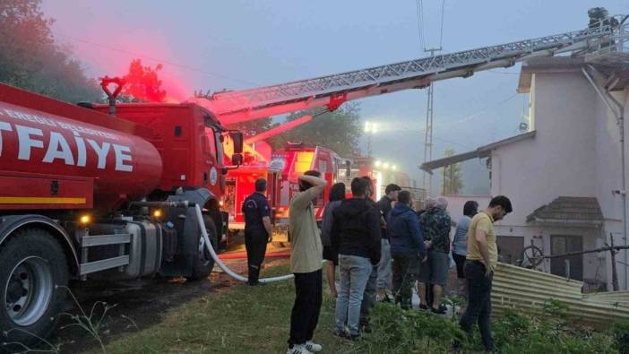 Ereğli'de iki katlı binanın çatısında yangın