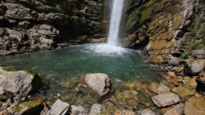 Mutki'deki Gümüşkanat Şelalesi ziyaretçilerini büyülüyor