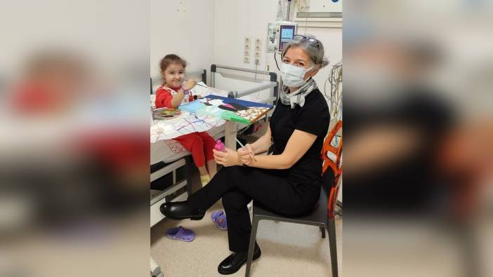İzmir'de emekli resim öğretmeni Subaşı, hastanedeki çocuklara resim dersi veriyor
