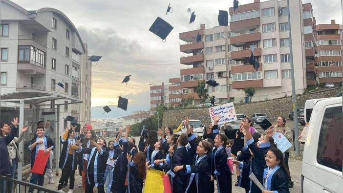 Gemlik'te öğrencilerden tedavi gören öğretmenlerine sürpriz mezuniyet