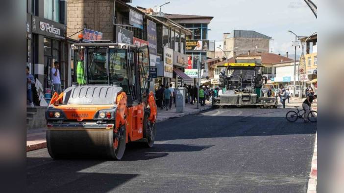 Van Büyükşehir Belediyesi, Erciş'te 500 metrelik alanda asfalt çalışması başlattı