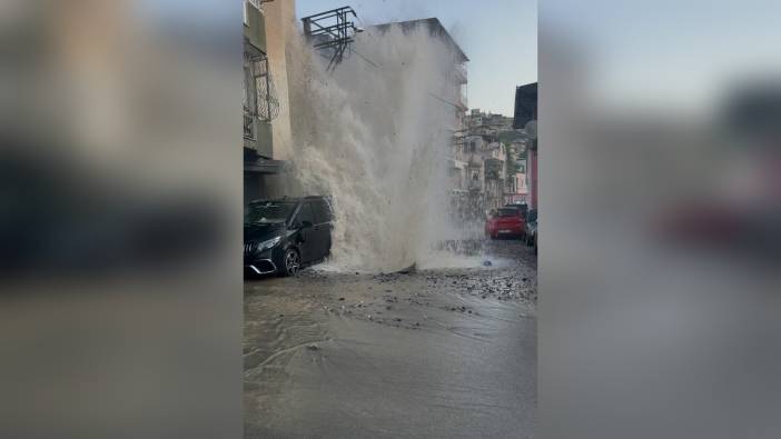 İzmir'de su borusu patladı: 4 araç hasar gördü