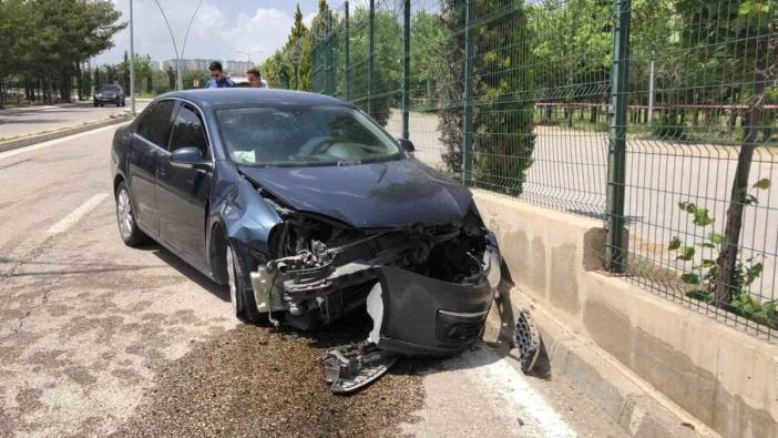 Elazığ'da otomobil duvara çarptı: 1 yaralı
