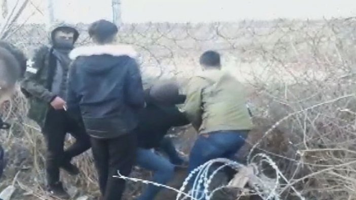 Pazarkule'de tel örgüleri açan göçmenler Yunan askerine ait aracı taşladı