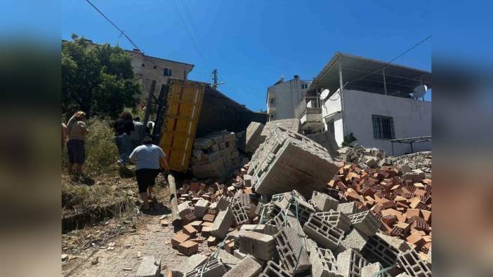 Milas'ta kamyon devrildi: 1 yaralı
