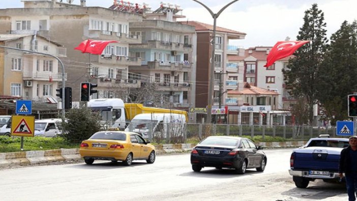 Yatağanlılar İdlib şehitleri için şehri bayraklarla donattı