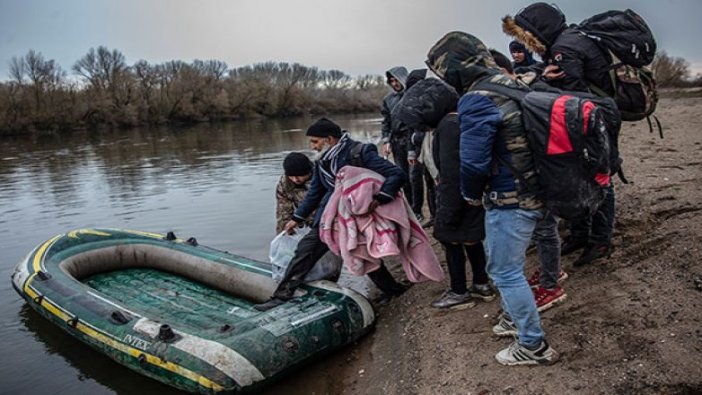 Lastik botlarla Meriç üzerinden Yunanistan'a geçiyorlar