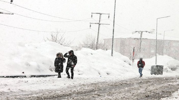 Bitlis’te kar yağışı etkili oluyor