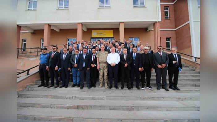 Erzincan Valisi Aydoğdu, Otlukbeli'nde muhtarlarla bir araya geldi