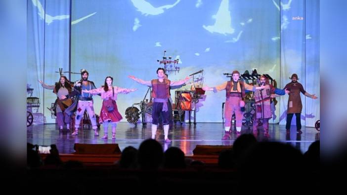 Kırşehir Belediyesi Çocuk Tiyatrosu Festivali'nde 'Uçtu Uçtu Hezarfen' oyunu sahnelendi