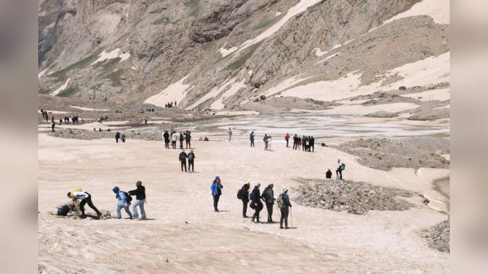 Hakkari'deki 20 bin yıllık buzullar eriyor