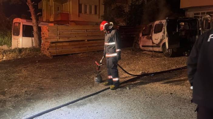 Sakarya'da park halindeki araç alev alev yandı