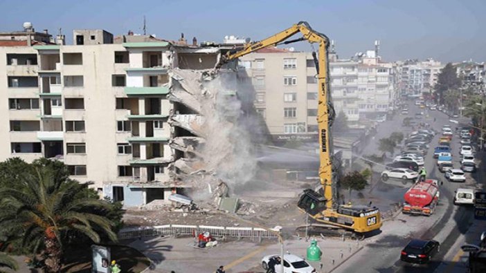 İzmir'deki yatık binalarda ilk yıkım başladı