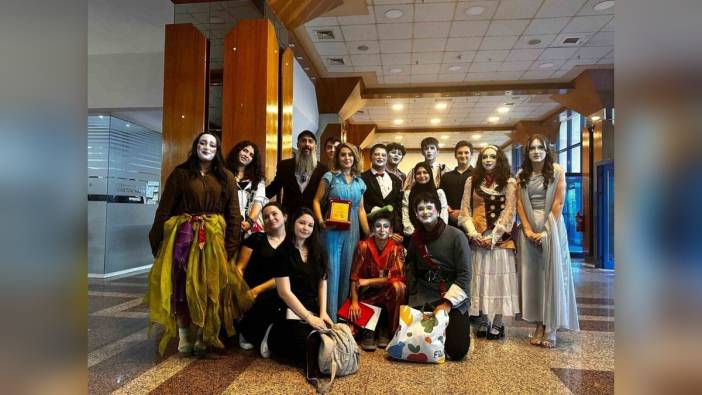 Kocaeli'de 17. Tiyatro Festivali'nde öğrenci elini kırdı ama oyunu bırakmadı