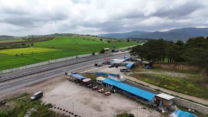 D-100 karayolu Kemikli Rampaları'ndaki barakalar tehlike saçıyor