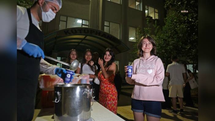 Antalya Büyükşehir Belediyesi'nden Akdeniz Üniversitesi öğrencilerine sınav haftasında çorba ikramı