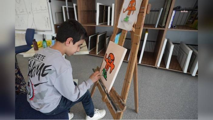 Ataşehir'de 11 yaşındaki otizmli Muhammed Hanefi Atmaca, kişisel sergisini açtı