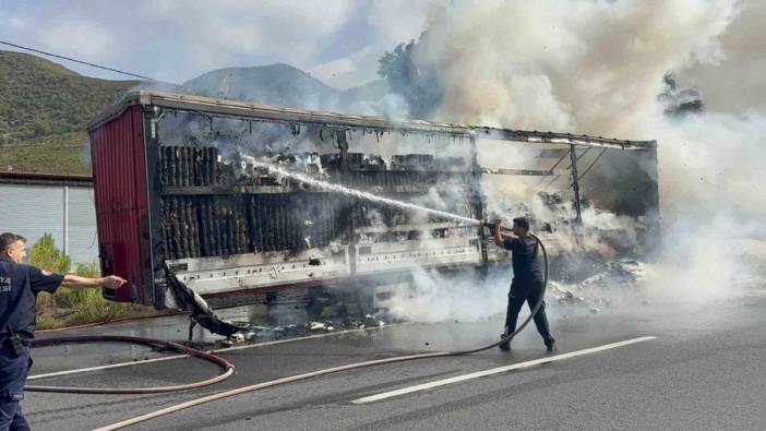 Gazipaşa'da peçete yüklü tır dorsesi alev alev yandı