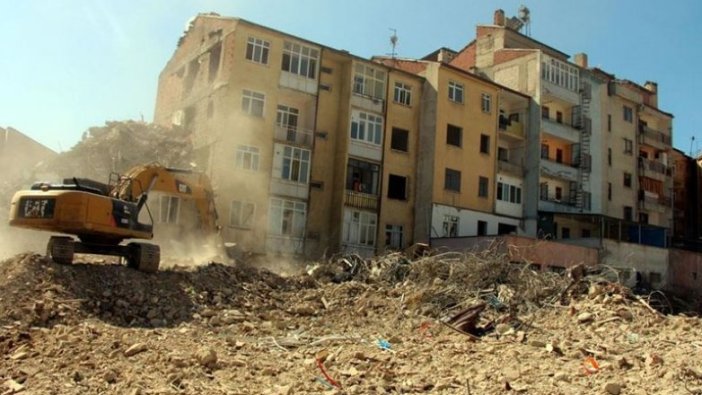 Elazığ'da depremde ağır hasar gören bin 159 yapı yıkıldı