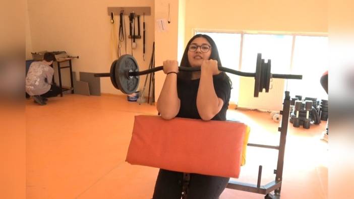 Samsun'da düzenlenen Okulsporları Bilek Güreşi Genç A Türkiye Şampiyonası'nda baba-kız gurur yaşattı