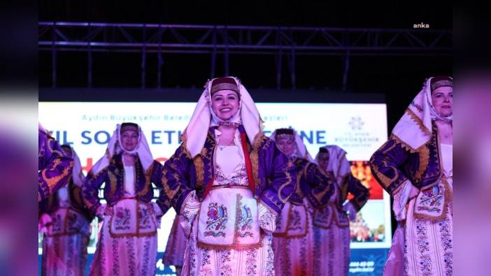 Aydın Büyükşehir Belediyesi kursiyerleri halk oyunları gösterisi sundu