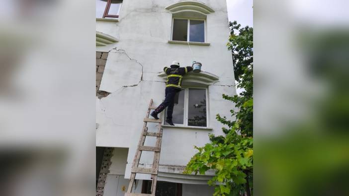 Hatay'da hasarlı binada mahsur kalan kedi itfaiye tarafından kurtarıldı