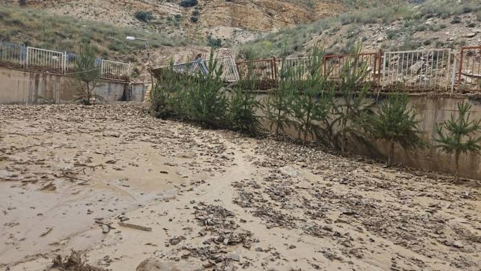 Sivas'ın Gürün ilçesinde dolu yağışı: Çok Programlı Lise'de hasar oluştu