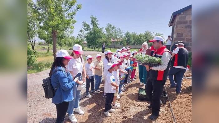 Güroymak'ta ilkokul öğrencilerine uygulamalı tarım eğitimi verildi