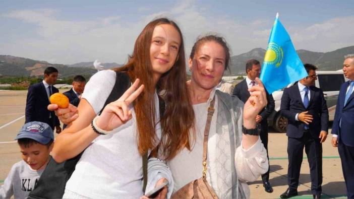 Gazipaşa-Alanya Havalimanı'na Kazakistan'dan ilk direkt uçuş: 175 yolcu geldi