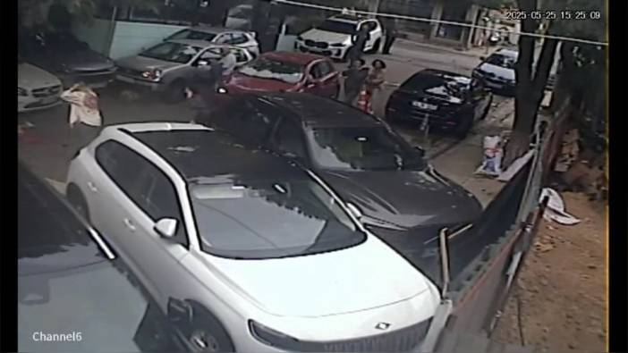 Üsküdar'da otomobil yayaya ve araca çarptı: Kaza anı kamerada