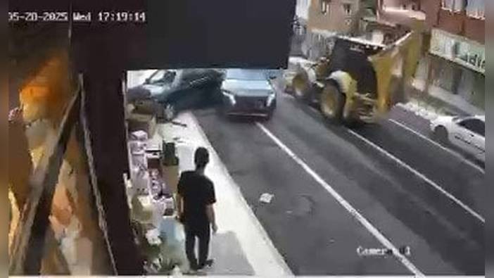 Hatay'da kepçe 4 araca çarptı: Sürücü hafif yaralandı