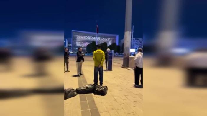 Taksim'de "Duran Adam" eylemi yapan 18 genç gözaltına alındı