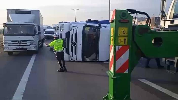Pendik TEM Otoyolu'nda TIR devrildi: Yaralanan yok