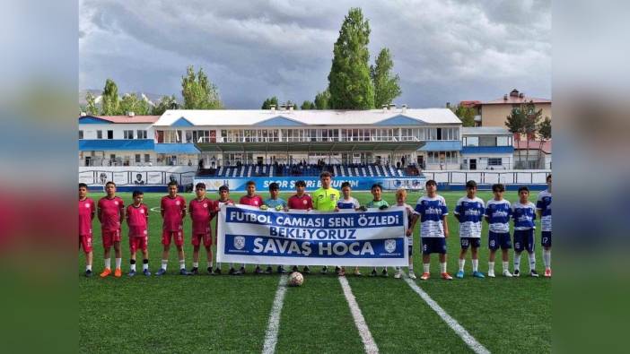 Erzurumşehir SK U-13 takımından Savaş Başçoban'a destek pankartı