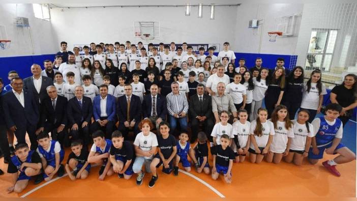 Pertevniyal Lisesi'nin yenilenen spor salonunun açılışı yapıldı