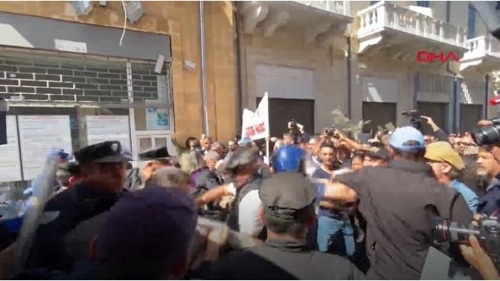 Kıbrıs’ta sınır kapılarının kapatılmasına yönelik eylemde olaylar çıktı