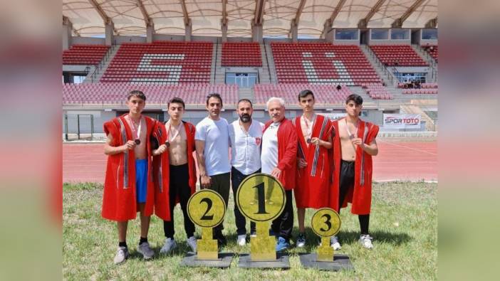 Aksaray'daki Okul Sporları Gençler ABA Karakucak Güreş Türkiye Şampiyonası'nda Elazığlı sporcular 4 bronz madalya kazandı