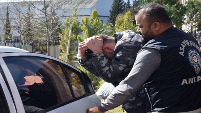 Çığlık atınca, kapkaççı çaldığı cep telefonunu atıp kaçtı