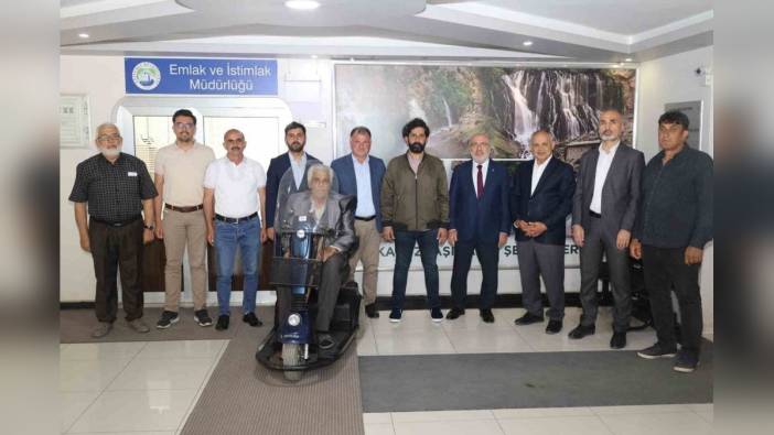 Yahyalı Belediyesi, engelli vatandaşa akülü araç teslim etti