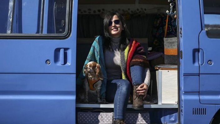 Karavana çevirdiği minibüsle hayallerinin peşinden gidiyor