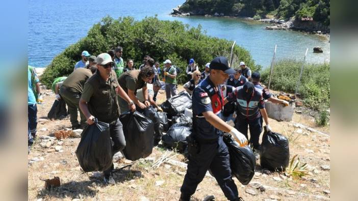 Kuşadası'nda Dünya Çevre Günü etkinlikleri kapsamında kıyı temizliği yapıldı